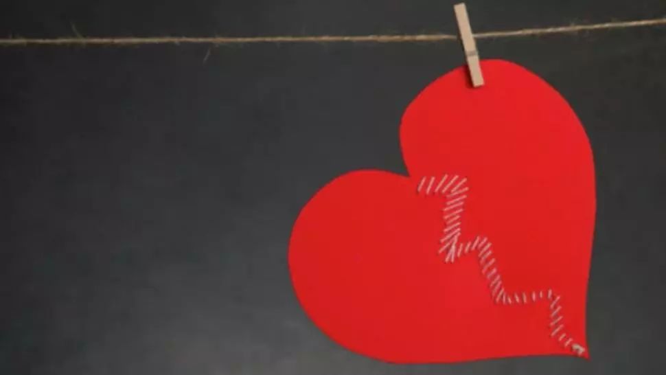 Cum faci un bărbat să te dorească, în funcţie de zodia lui. Gestul care-l topește 