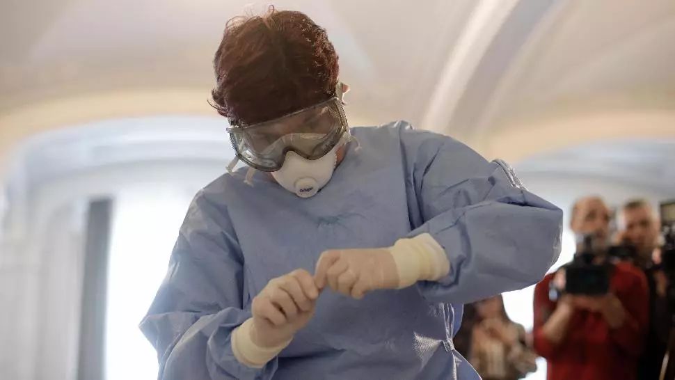 Sarabandă în presă, după depistarea unor politicieni cu COVID-19. Jurnaliștii, puși în pericol. Cozmin Gușă, semnal de alarmă 