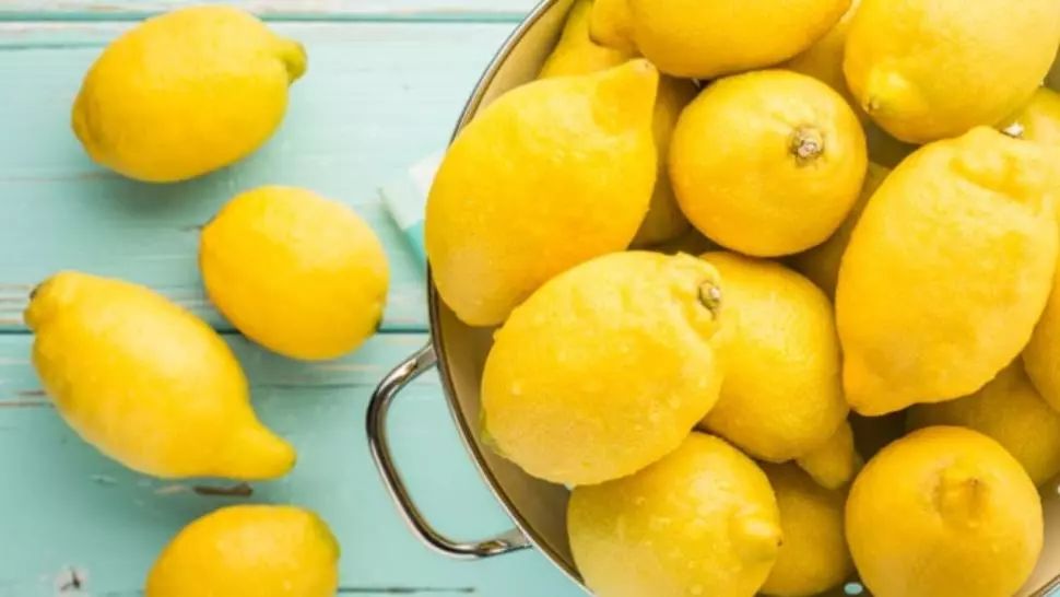 Taie o lămâie mărunt şi pune-o la congelator. Efectul ei îţi poate salva viaţa