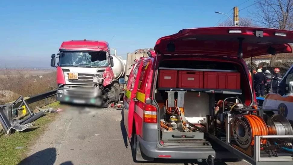 Impact devastator între o autospecială de gunoi și o autocisternă cu sodă caustică: 3 victime 