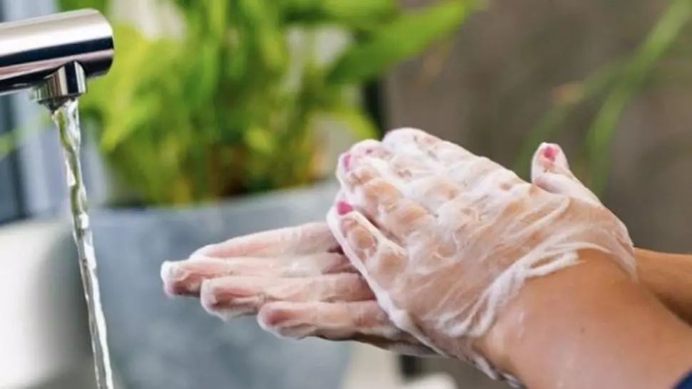 Cum îngrijești pielea afectată de săpun și dezinfectantul pentru mâini