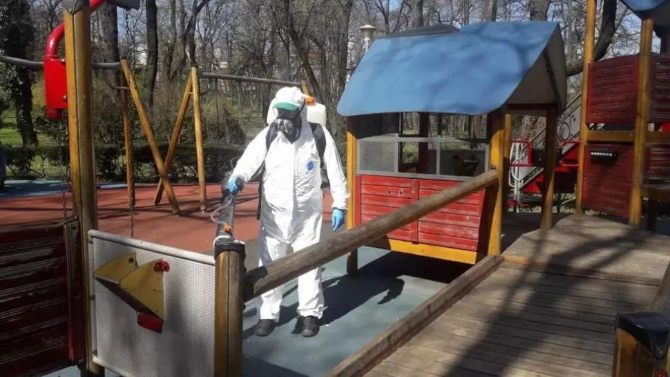 Străzile din centrul Capitalei și spațiile de joacă, spălate cu substanțe dezinfectate
