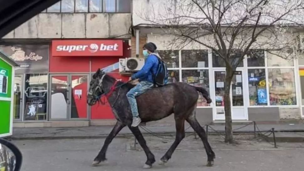  Lecție de viață: Tânărul din Iași care s-a dus călare la spital să-și vadă soția a donat din ajutoarele primite