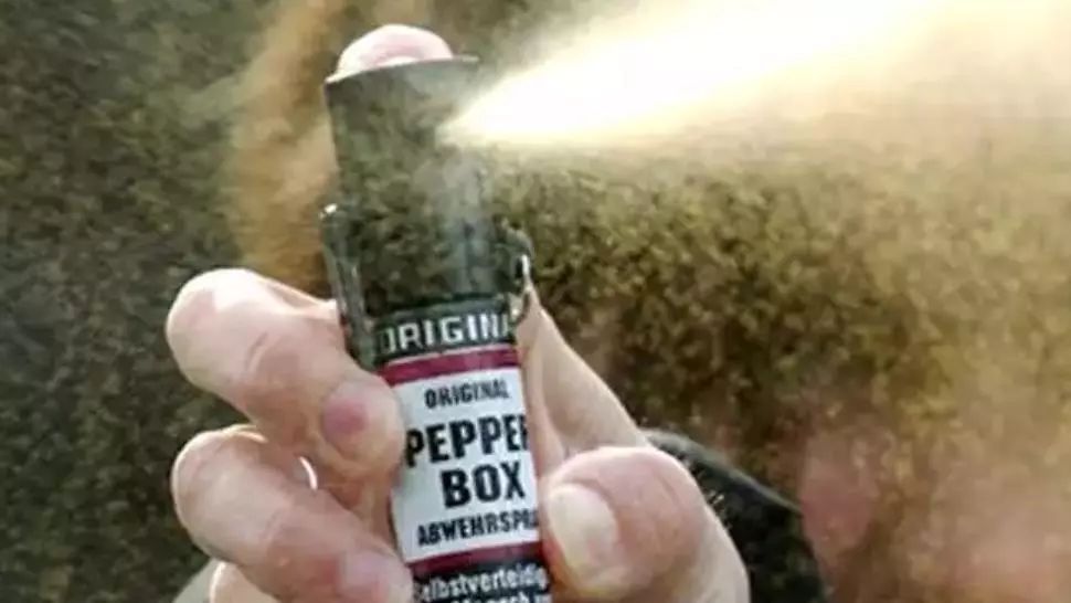 Bătaie între două adolescente pe o stradă din Deva. Una dintre ele a ajuns la spital, după ce i-a fost pulverizat spray lacrimogen