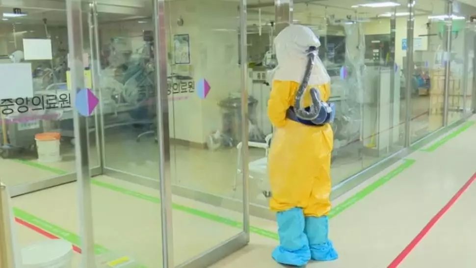 Un bărbat care a refuzat să plece din carantină, dat afară cu ajutorul forțelor de ordine