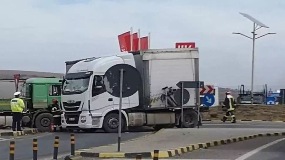 Accident cu două TIR-uri în sensul giratoriu din judeţul Covasna