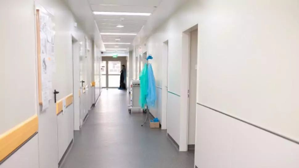 O fețită a ajuns la spital după ce s-a înecat cu alune