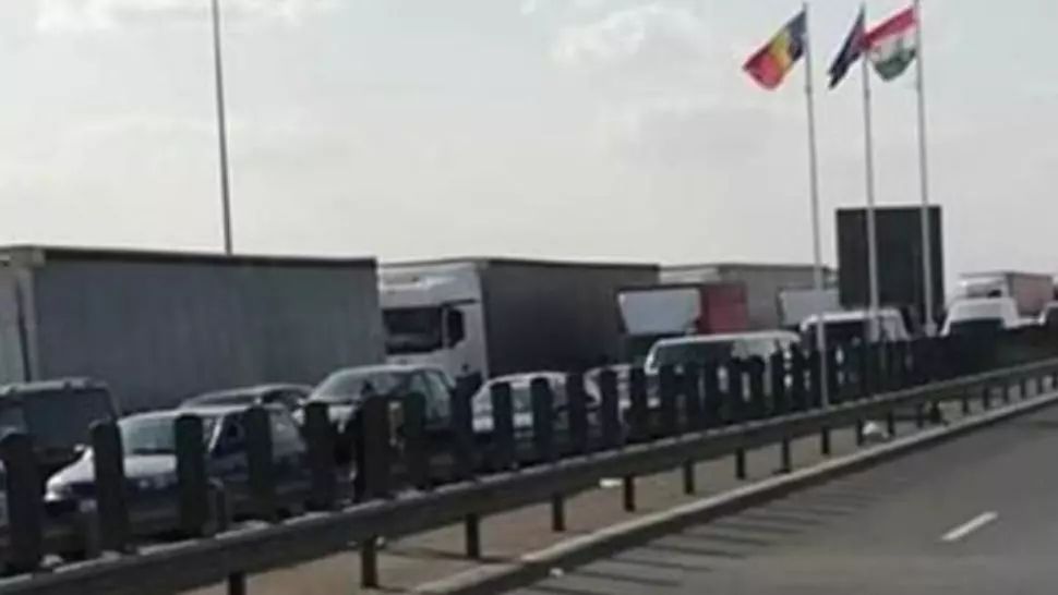 Nădlac: Persoanele care ies din vamă pe jos vor fi transportate la gară cu o dubă tractată de un tractor 