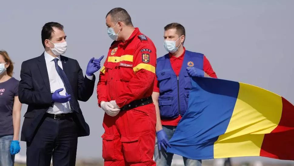 Medicii din Italia au revenit ACASĂ. Ludovic Orban i-a întâmpinat la aeroport: ”Le multumesc enorm. Au transmis o imagine frumoasă despre România”