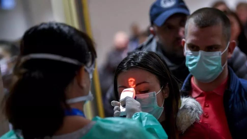 Un nou simptom ciudat al COVID-19 apare în special la copii şi tineri