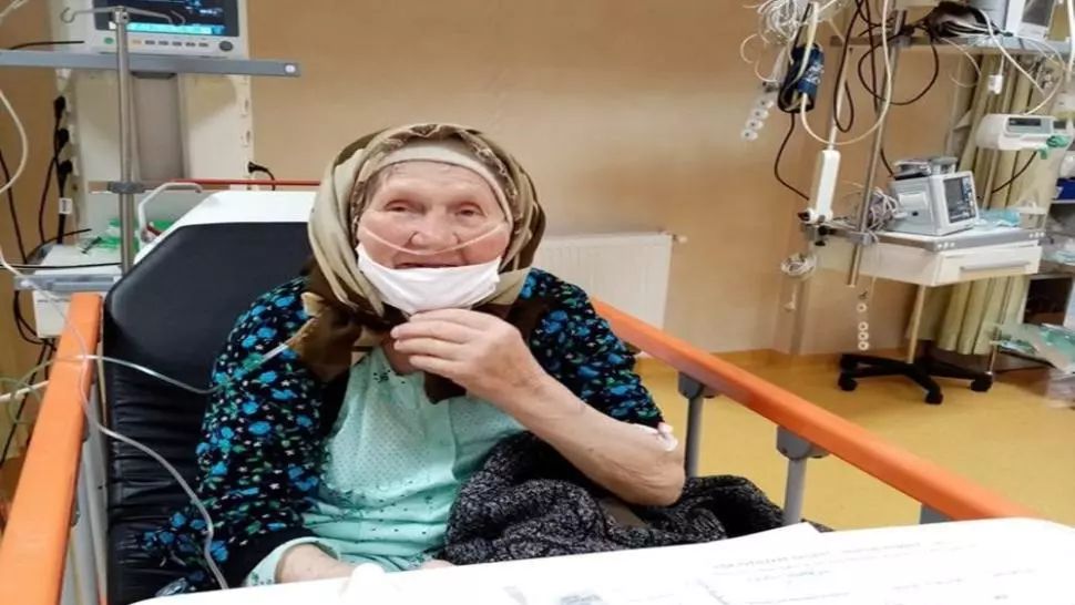 O bătrână din Suceava i-a IMPRESIONAT pe medici după ce și-a cusut singură masca de protecție că să vină la spital 
