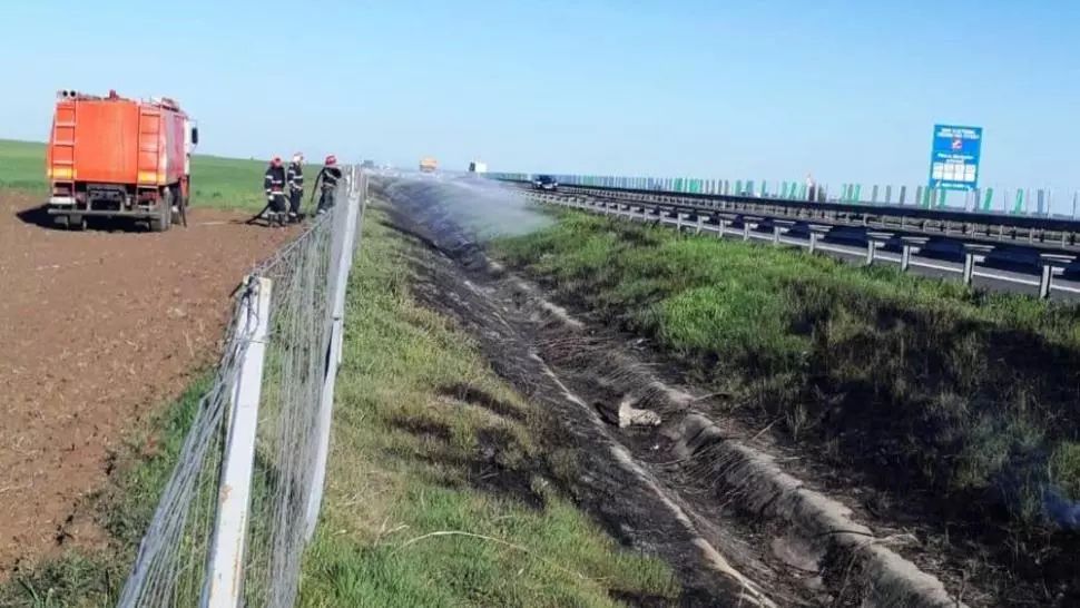 Intervenție la incendiu de vegetație uscată pe raza comunei Dragalina, lângă A2