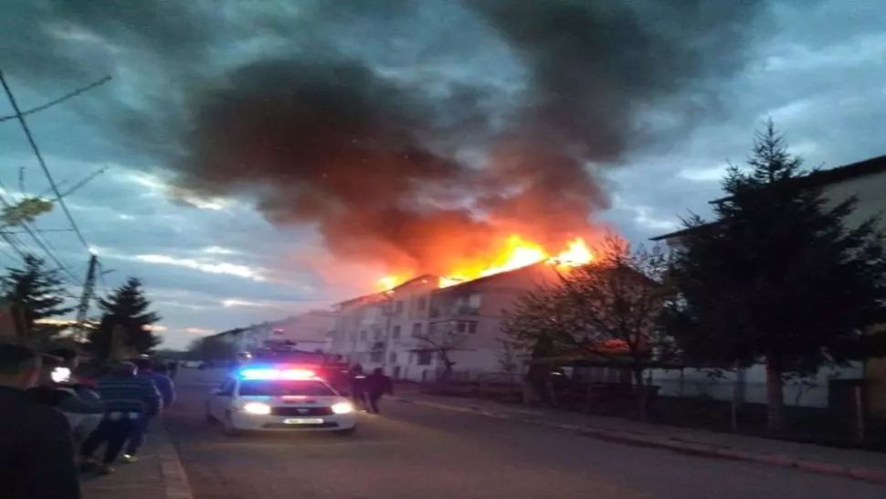 Incendiu devastator, în jud. Botoșani: acoperișul unui bloc a ars ca o torță