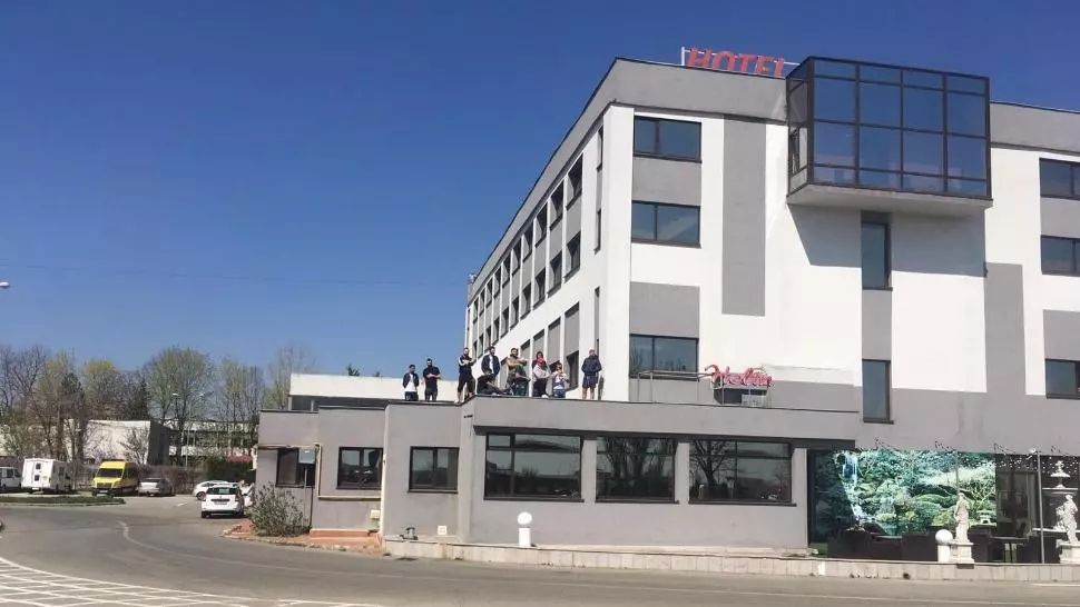 Protest într-un centru de carantină din Craiova. Mai multe persoane s-au urcat pe clădire cerând să fie lăsate să plece acasă