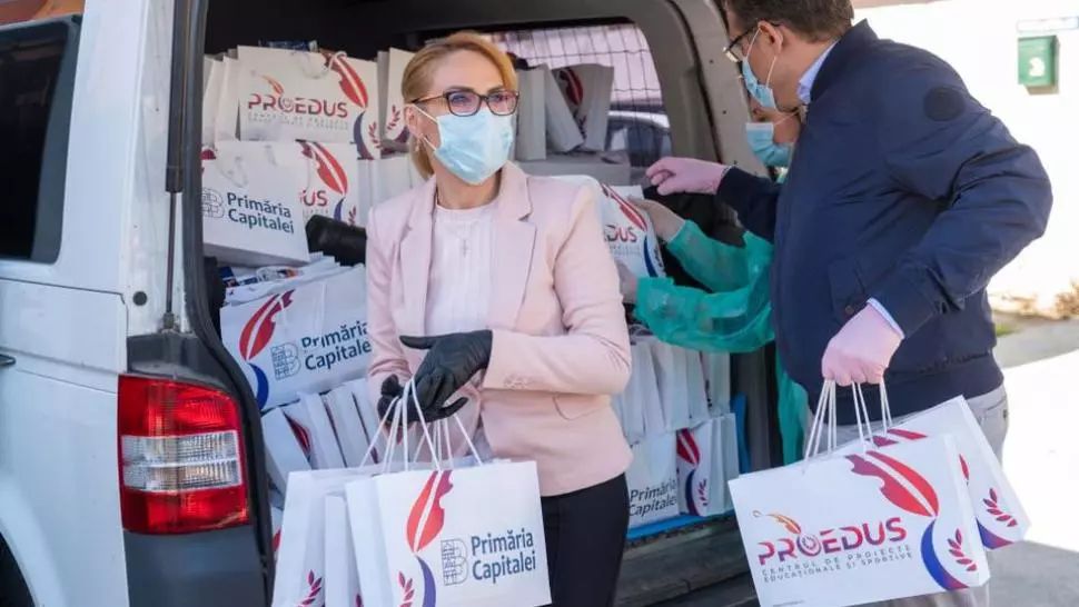 Gabriela Firea, 400 de tablete pentru copiii din București