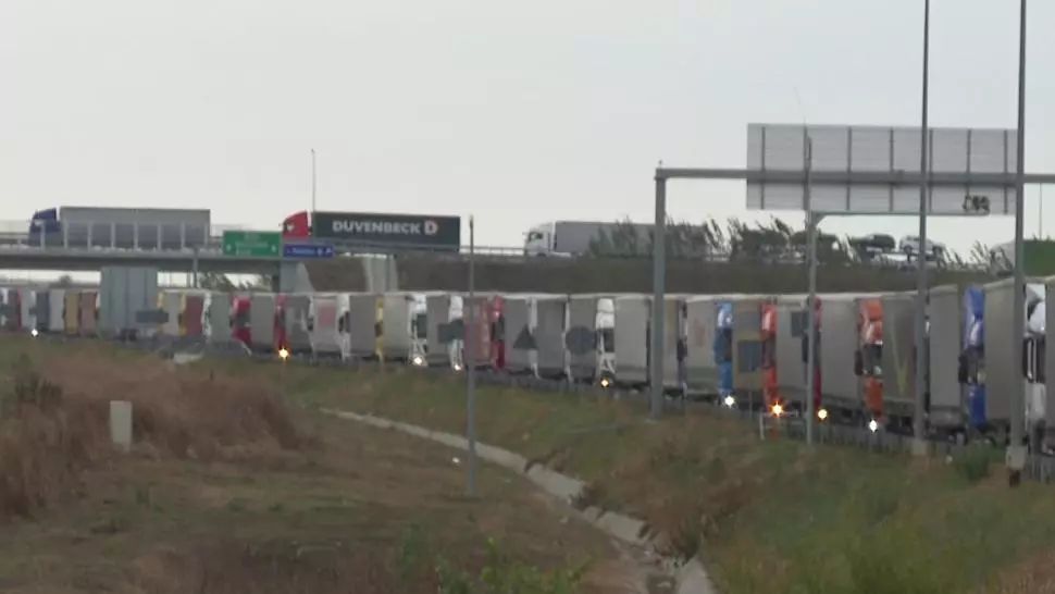 ANUNȚ Ministrul de Interne: Nădlac 2 va fi ÎNCHIS pentru transportul de persoane, rezervat doar transportului de marfă