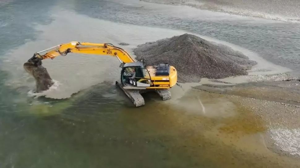 VIDEO Lunca Siretului, arie protejată, devastată cu excavatorul