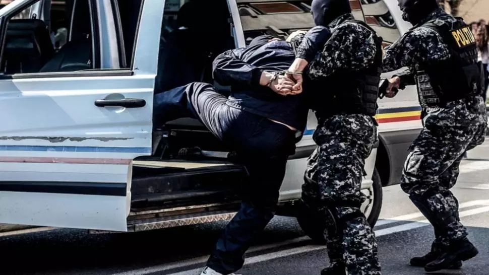 Petrecere la Sfântu Gheorghe, încheiată în arest. Petrecăreții i-au atacat cu pietre, topoare și cuțite pe polițiști