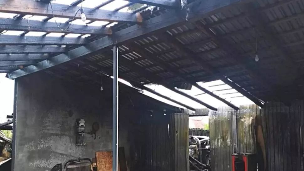 Incendiu devastator la Satu Mare. Au ars trei mașini, un garaj, două anexe și un adăpost plin cu păsări