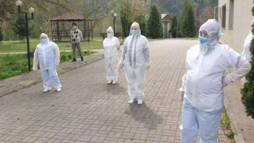 Încă un focar masiv de COVID într-un cămin de bătrâni din Hunedoara