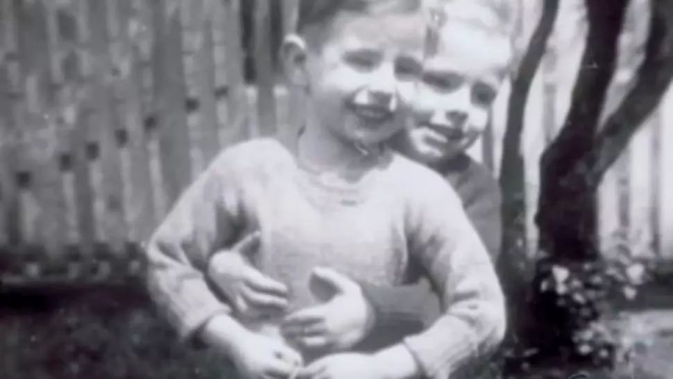 A fost despărţit de sora sa când era mic. După 65 de ani, copilul vecinului îi spune TOT. Răsturnare spectaculoasă de destin: cine era