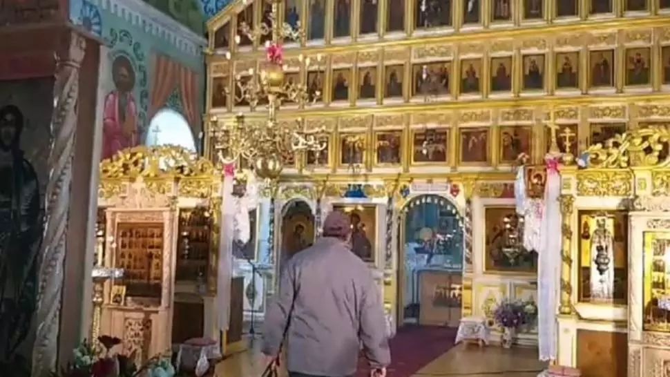 VIDEO Panică într-o biserică din Tulcea. S-a dus la preot cu un pistol fals