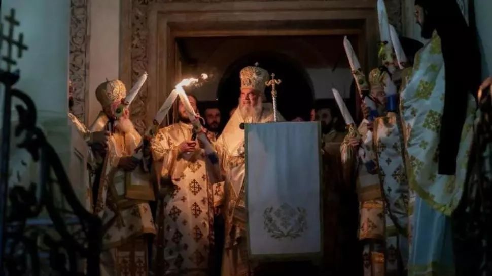 V. Bănescu (BOR): Slujbele de Florii și Înviere, în biserici, fără credincioși. Aprindem lumânarea la candela din casă 