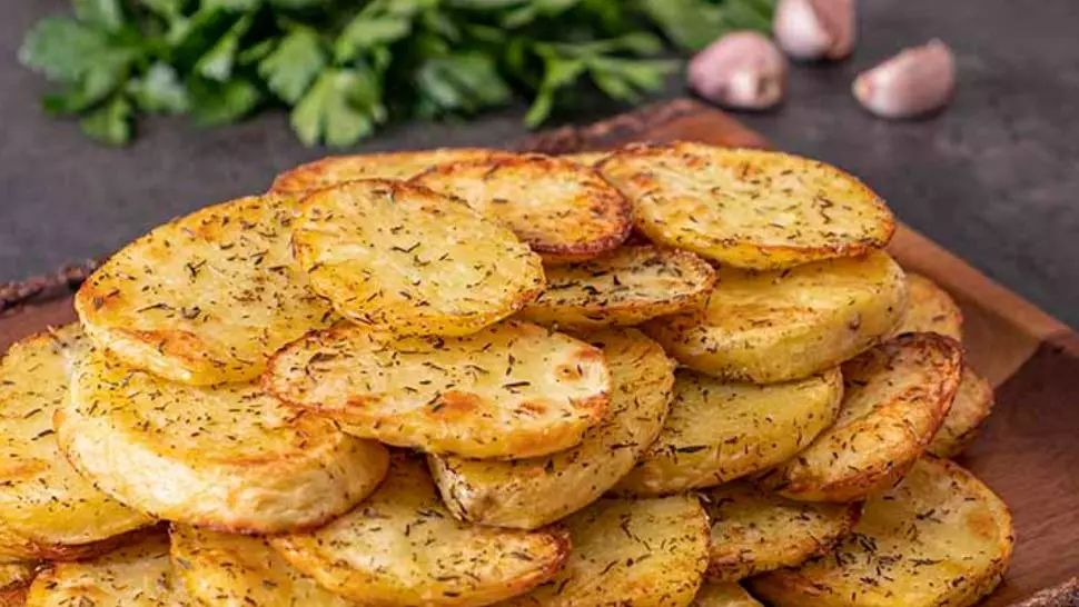 Cea mai bună rețetă de cartofi la cuptor cu cimbru și cremă de usturoi