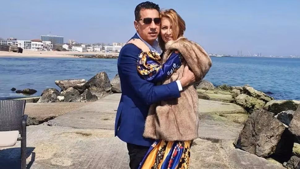 Fost senator, amendat după postarea unor poze în care petrece cu soția pe malul mării