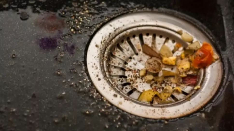 Instalator cu o experiență de 24 de ani: "Zilnic îți distrugi chiuveta turnând în ea ASTA"