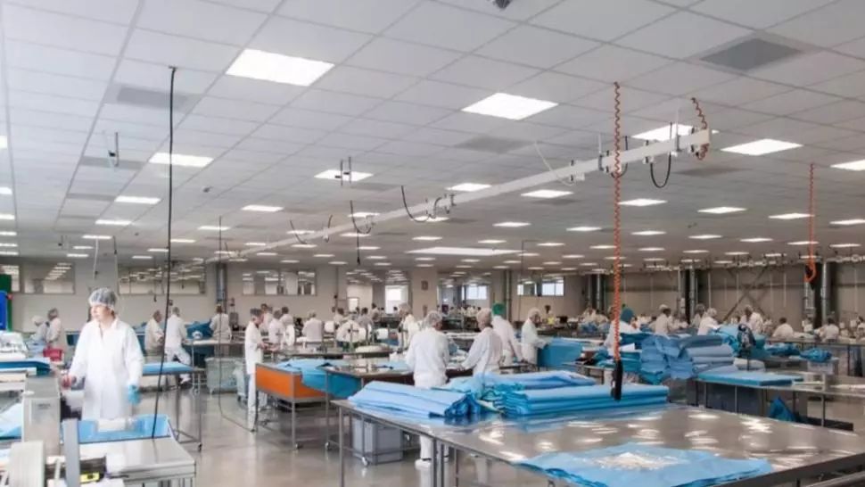 Alertă de coronavirus la Cisnădie! Fabrică de materiale sanitare, închisă după ce 17 angajați au fost depistați cu COVID-19