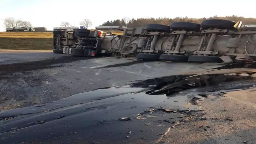 Cisternă cu bitum, răsturnată pe DN 11, în jud. Covasna: o victimă