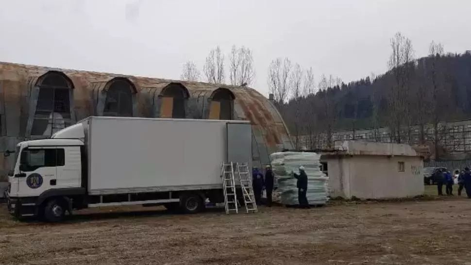 Vela, vizită după alunecarea de teren. Guvernul a trimis 20 de containere – locuinţe pentru sinistraţii din Azuga