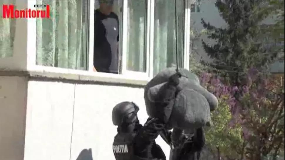 VIDEO/ SURPRIZA pentru un copil de 7 ani, din Suceava: luptatorii SIAS i-au cantat "La multi ani" la balcon si i-au adus si un cadou 