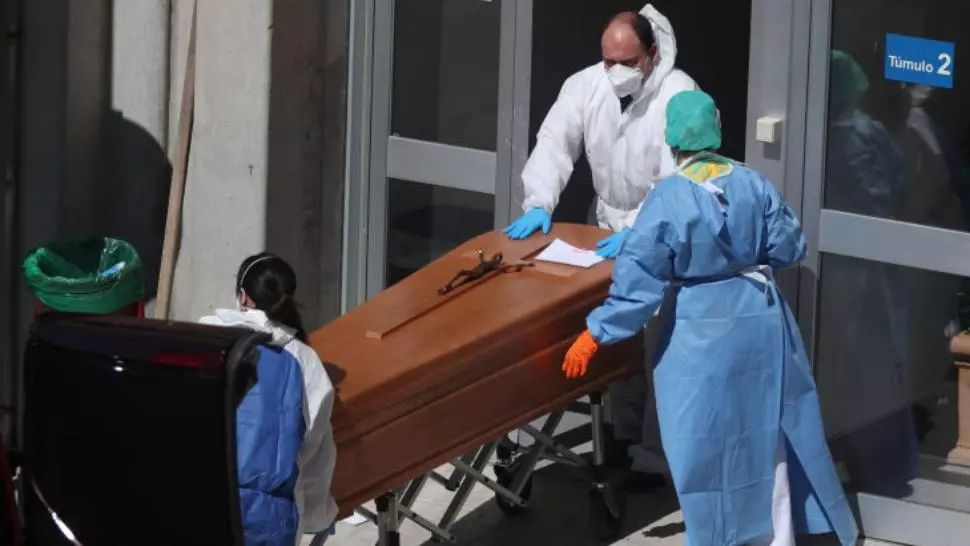 Românii contaminați cu noul coronavirus, obligați să poarte brățară de identificare