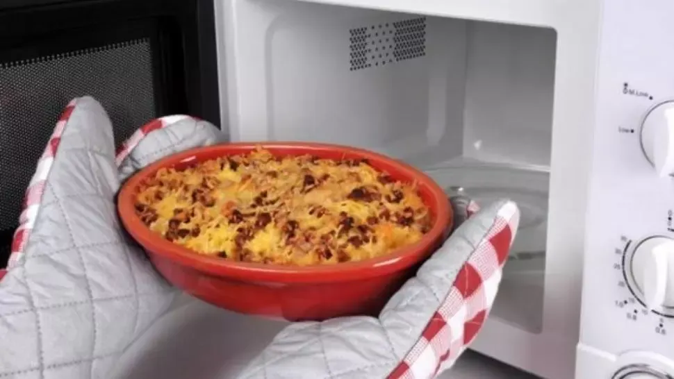 5 alimente pe care să NU le încălzeşti niciodată în cuptorul cu microunde