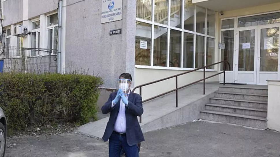 Directorul SGA Suceava s-a rugat în genunchi în fața instituției pe care o conduce