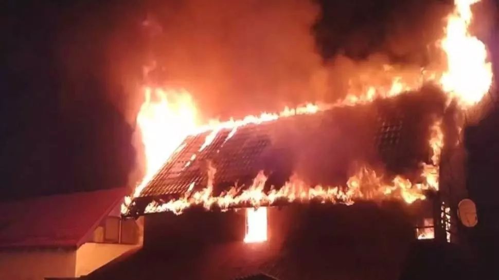 VIDEO Două chilii de la Mănăstirea Agapia, mistuite de flăcări