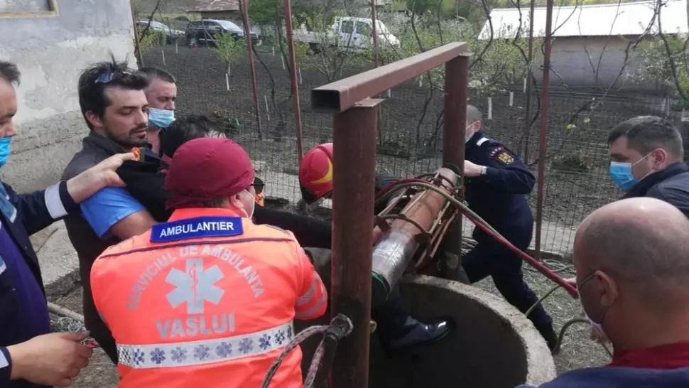 Operațiune spectaculoasă de salvare: bărbat scos de pompieri dintr-o fântână