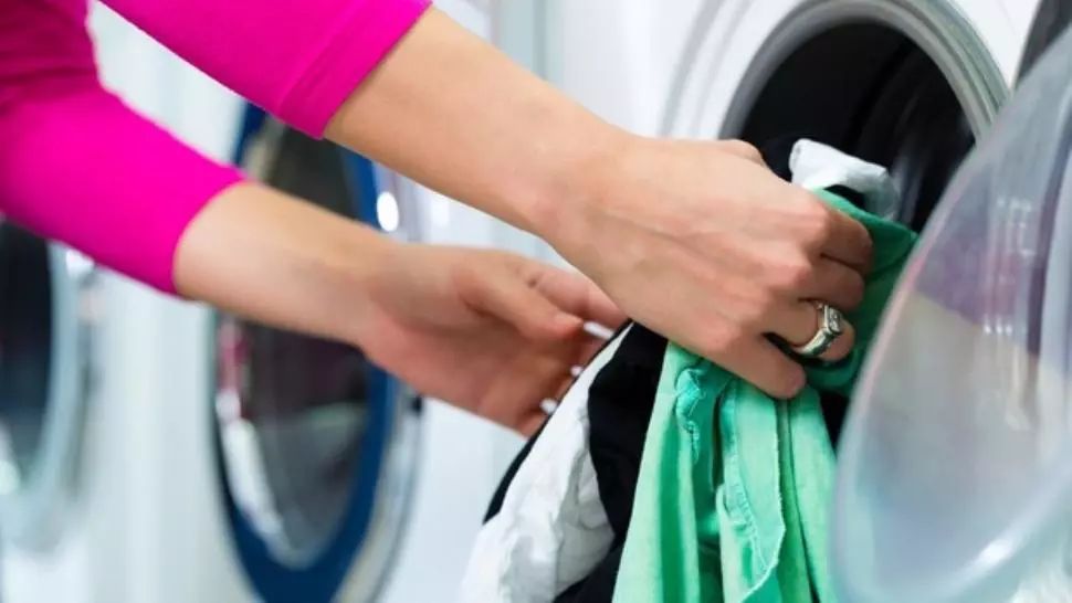 Soţul întârzia iar la serviciu. Când spăla rufele, soţia a văzut ASTA. I-a venit să-şi rupă hainele!