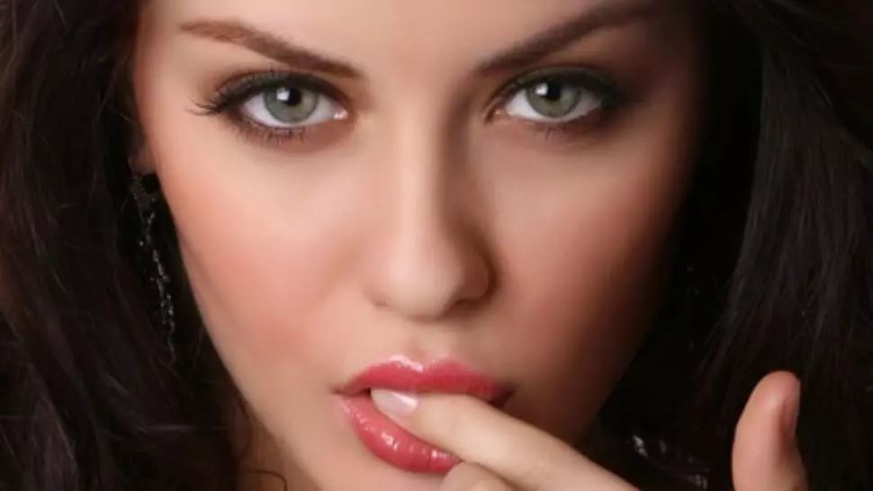 Top 3 zodii de femei care au bărbații la degetul mic. Doar cer și li se dă!