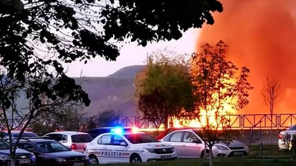 VIDEO Incendiu de proporții la Râmnicu Vâlcea, zeci de pompieri au intervenit 