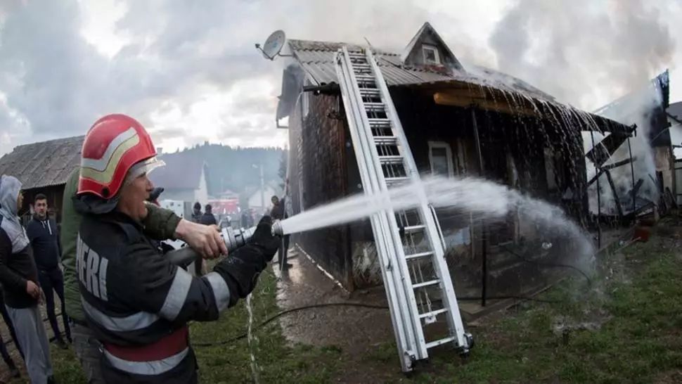 Incendiu puternic în comuna Vama, jud. Suceava. Au fost afectate două gospodării 