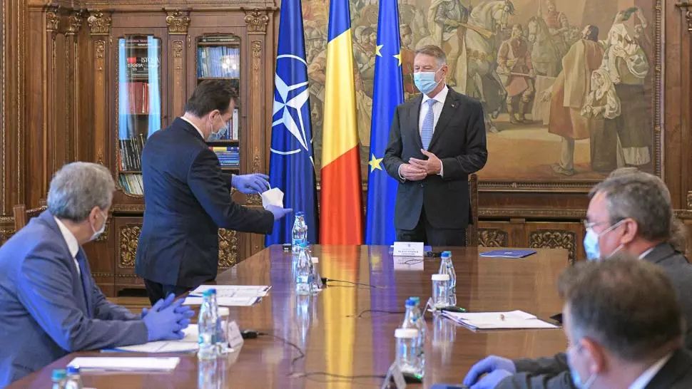 Iohannis a primit de la Orban o mască fabricată în România