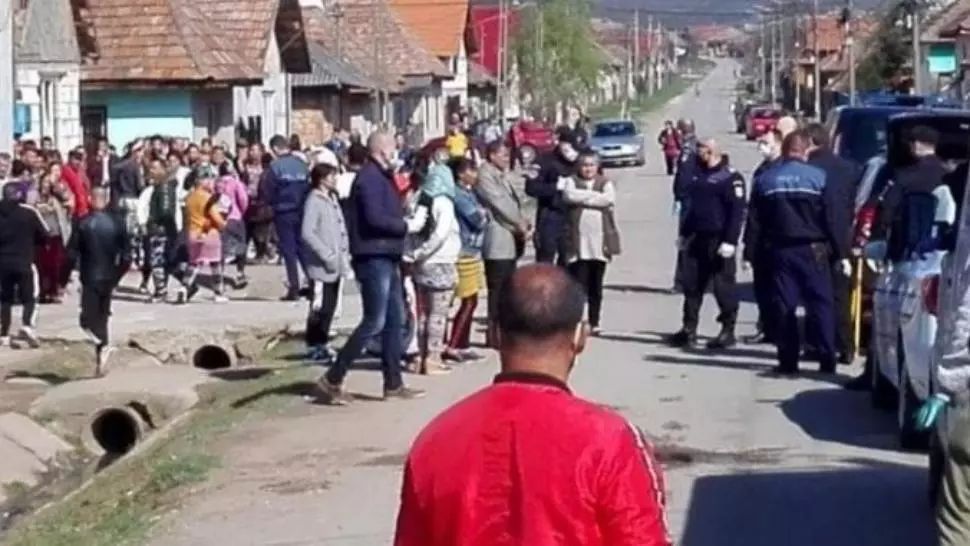 Imagini șocante la Sălaj. Oamenii au uitat de restricții, înghesuială pentru pachetele sociale în plină pandemie