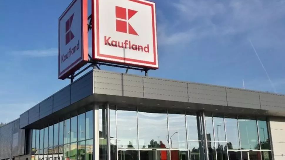 Un copil şi bunica lui au fost electrocutaţi la un supermarket Kaufland din Bucureşti. Un cablu neizolat ar fi provocat incidentul