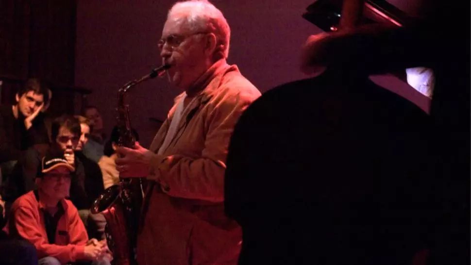 Legendarul saxofonist american, Lee Konitz, a murit din cauza infecției cu Covid-19