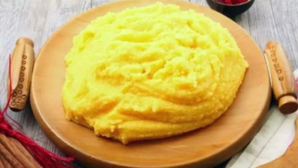 Cum trebuie să faci mămăliga pentru a nu avea cocoloaşe: trucul pe care puţini îl ştiu