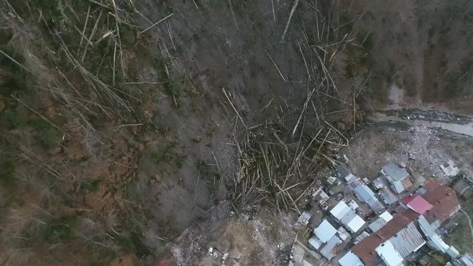 Alunecare masivă de teren, la Azuga! 125 de localnici, evacuați de urgență