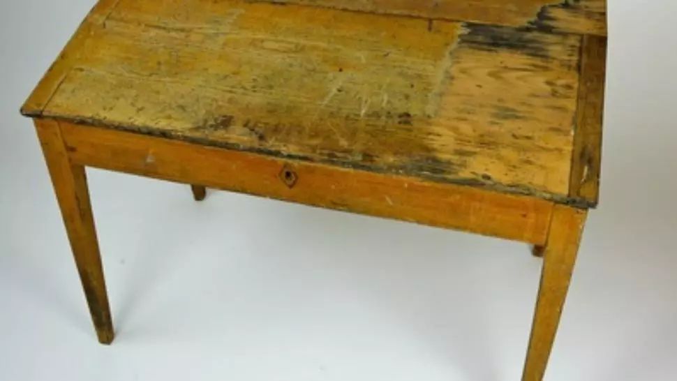 După moartea tatălui, a găsit un MESAJ uluitor, sub masă. De atunci, nimic n-a mai fost la fel!